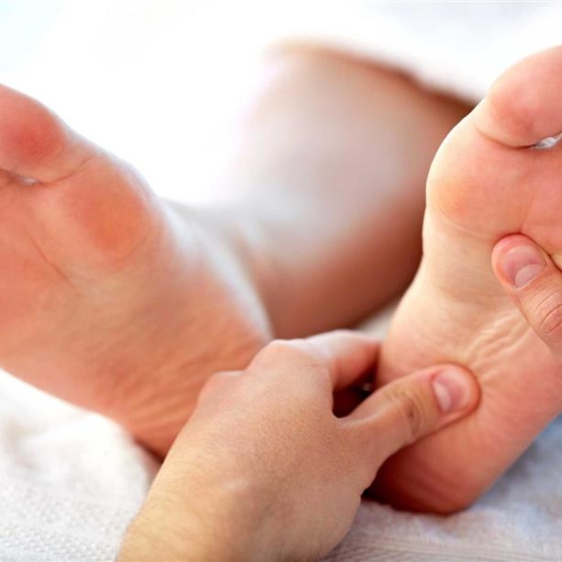 التشنجات في القدمين دليل على نقص السوائل في الجسم