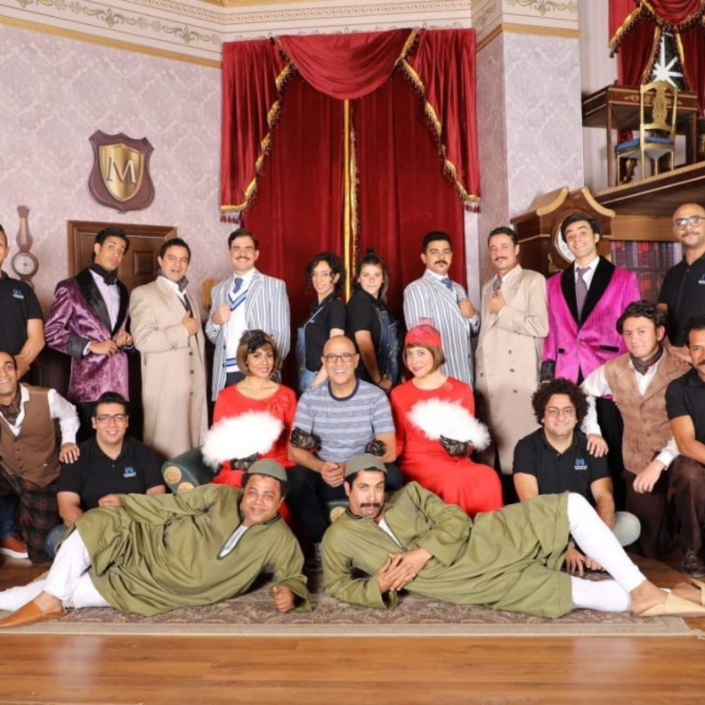 أشرف عبد الباقي وسط فرقة مسرحيته الجديدة "جريما في المعادي"