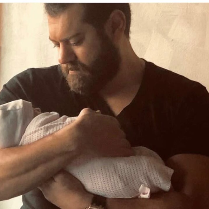 عمرو يوسف وابنته