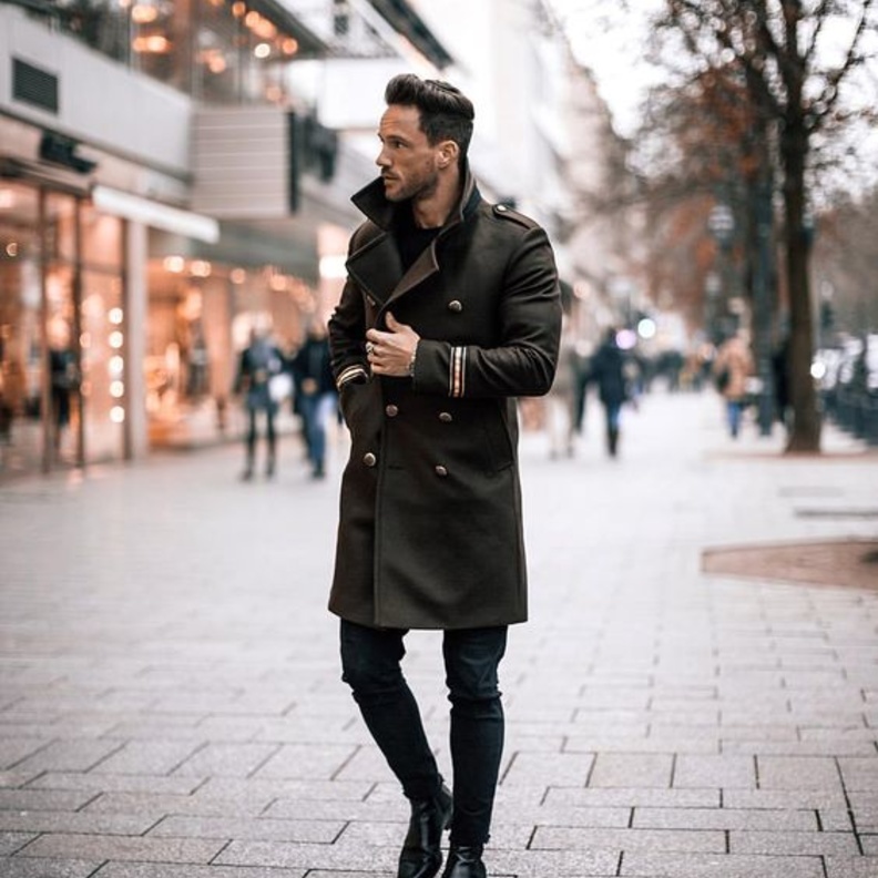 طريقة راقية ومميّزة بتنسيق المعطف مع البدلة الأنيقة