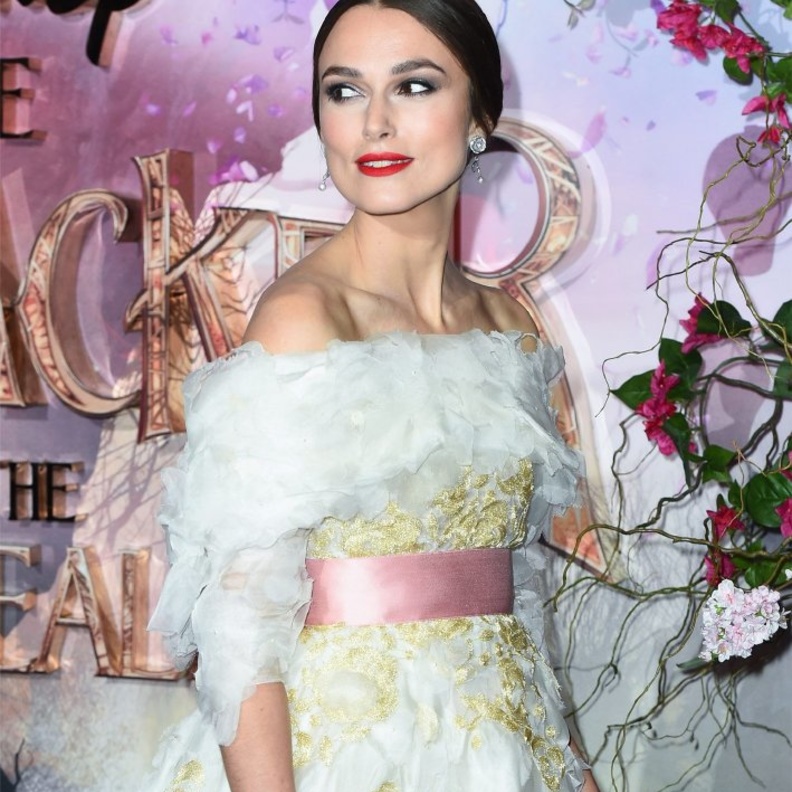 إعتمدت ماكياج عيون سموكي مع شفاه باللون الأحمر