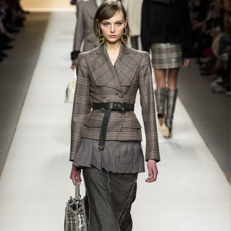 البدل الكاروهات العصرية مع التفاصيل الحمراء من Emilia Wickstead