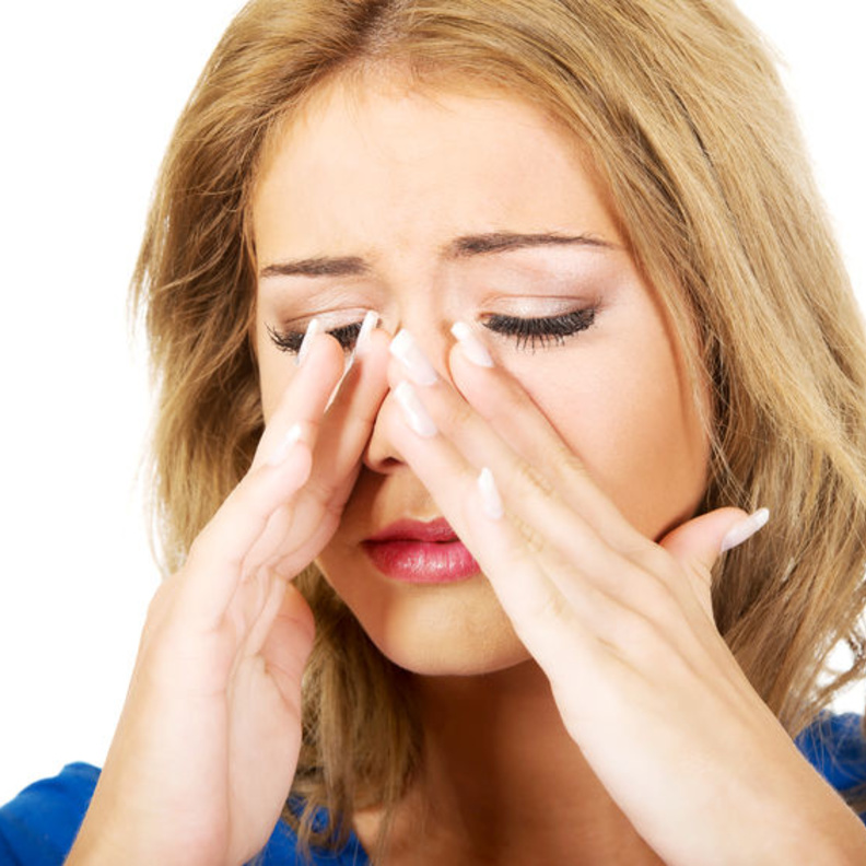 التهاب الجيوب الأنفسية يسبب ألم في منطقة الأنف و العيون