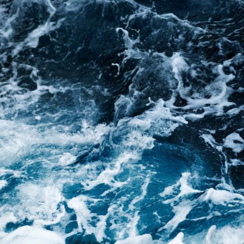 الأرصاد الإمارتية تحذر من اضطراب البحر وارتفاع الموج في الخليج العربي