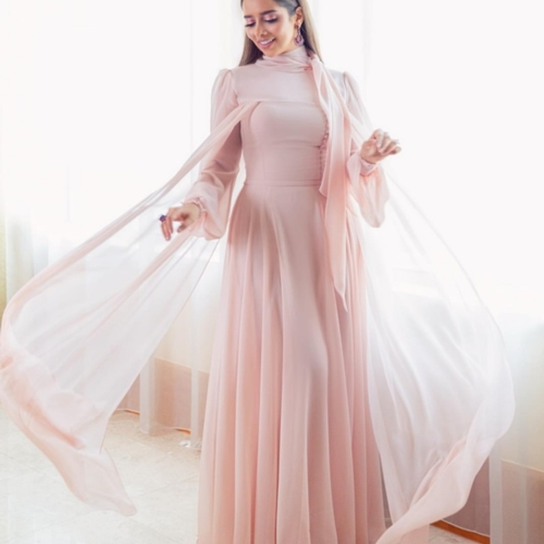 أناقة الحرير مع فستان أحمر طويل من توقيع مرمر حليم