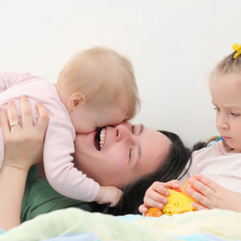 كيفية التعامل مع غيرة الطفل الأكبر من المولود الجديد 