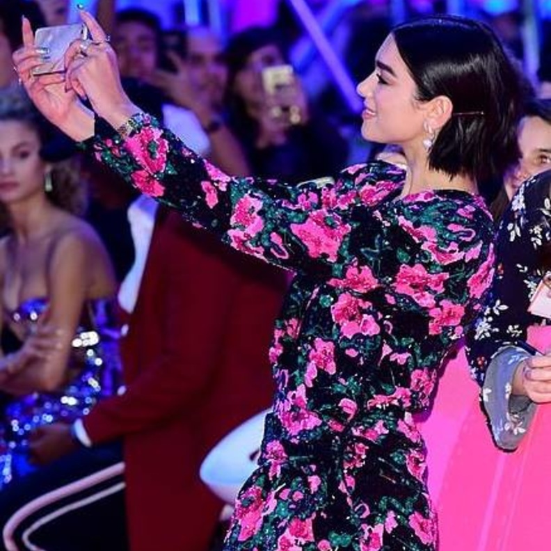 دواليبا Dua lipa تلتقط صور سيلفي مع معجبيها في حفل MTV EMAs 2018