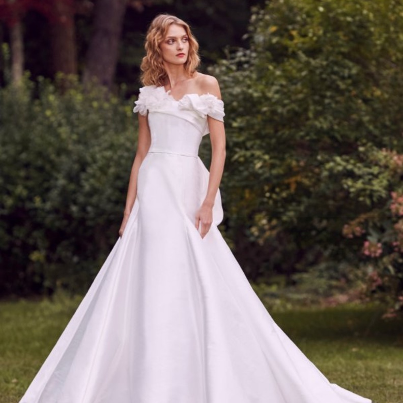 فستان من ماركيزا مع العقدة على الكتف