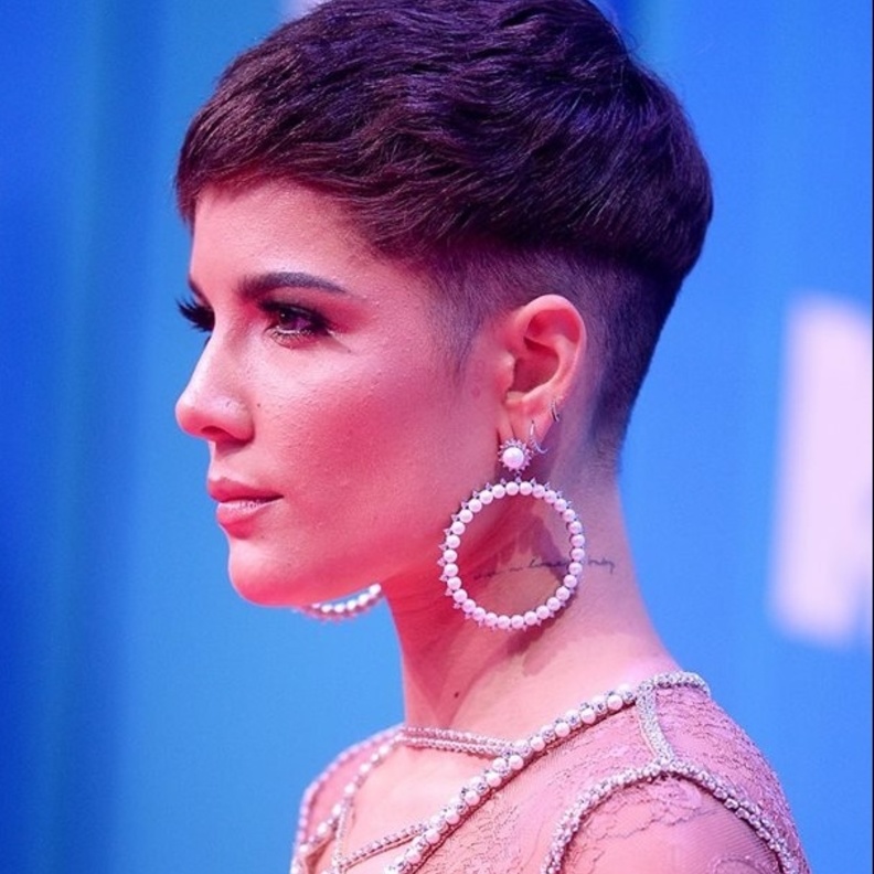 تسريحات شعر طبيعية على طريقة Lindsay Lohan.