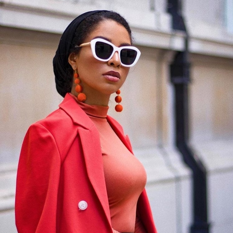 زينب علي حمّود تختار شكل ناعم لنظّارتها