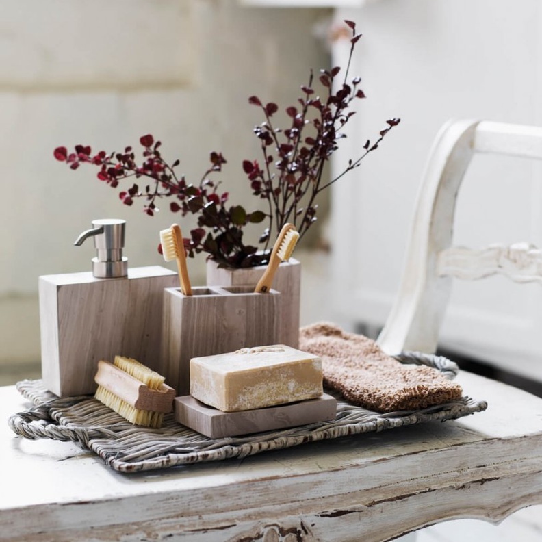 الاكسسوارات الخشبية لمظهر فينتاج في الحمامات