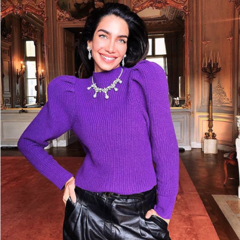 اختارت لانا الساحلي تنسيق شبابي في البنطلون الجلدي مع السويتشرت الزرقاء