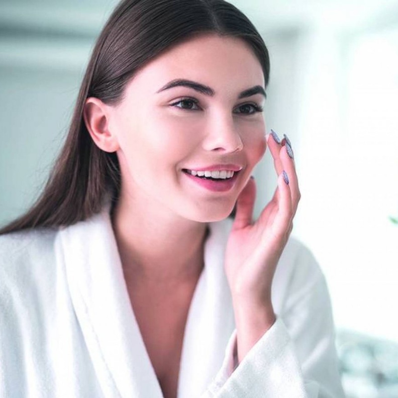 اترك ماسك الحليب على بشرتك لمدة عشر دقائق ولاحظ الفرق