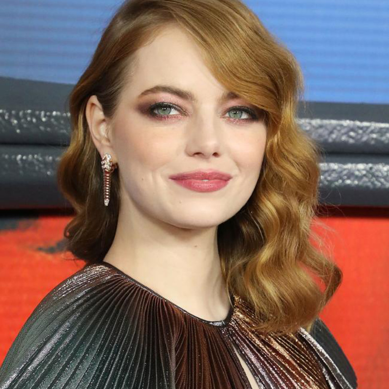 أحمر شفاه زهري على طريقة إيما ستون