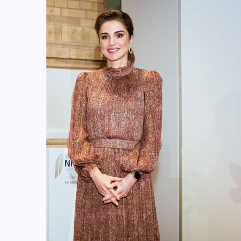  خطفت الملكة الأنظار بماكياج إرتكز على الألوان الترابية، وإعتمدت تسريحة الشعر المربوط