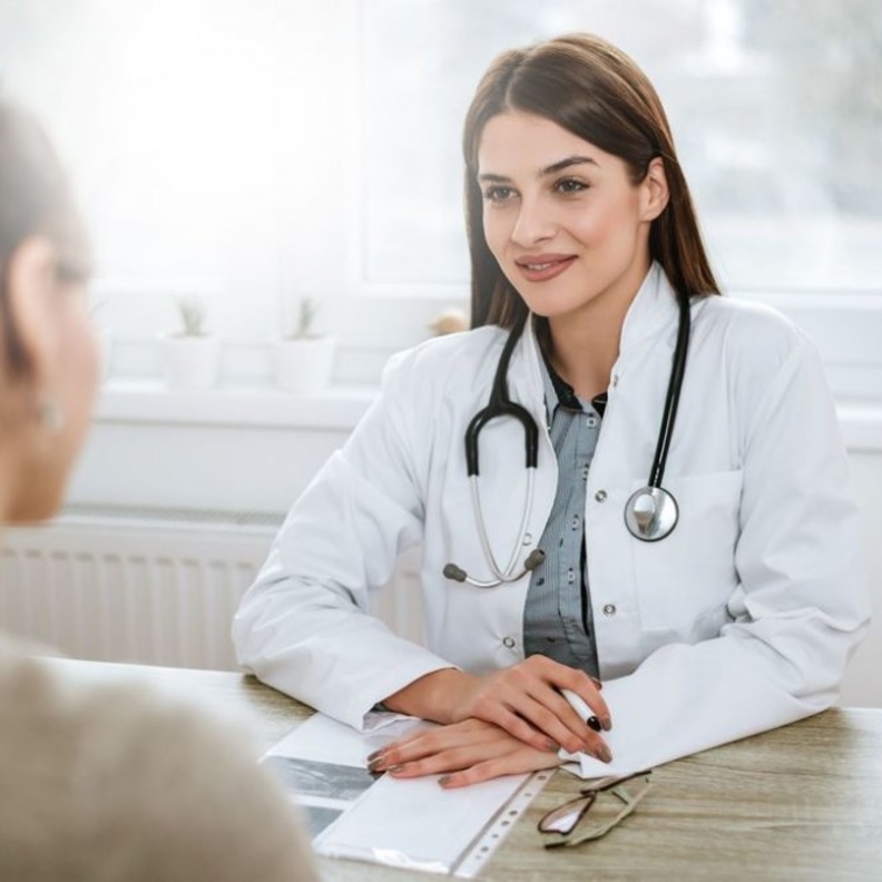 تحبّ إمرأة العقرب العمل في إطار خدمة الآخرين كالعمل مع الجمعيات الإنسانية، أو الطب أو الصيدلة