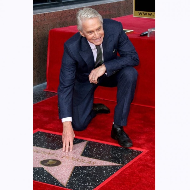 مايكل دوغلاس يحصل على نجمته في ممر الشهرة في هوليوود