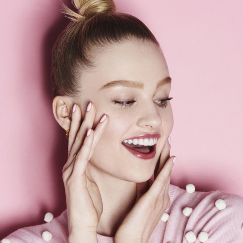  إطلالة الحواجب الكثيفة بأنامل منة العبد مع مجموعة SetMagical Brow Stars من Benefit