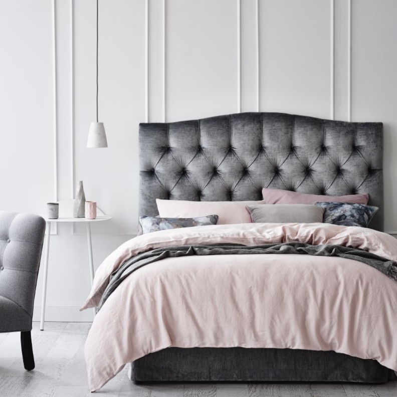 الأخضر المائل للأزرق في تصميم سرير كلاسيكي فخم