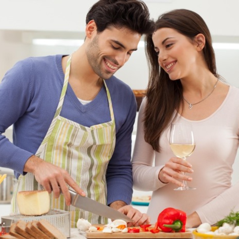 أشهر الإنتقادات التي توجه للزوج الذي يساعد زوجته في المنزل