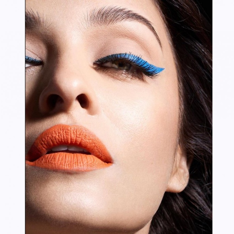  ادمجي هذين اللونين لتضيئي بهما عينيكي