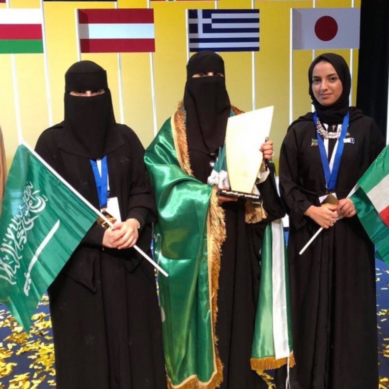 المعلمة عائدة العتيبي تحصل على الميدالية الفضية في معرض وارسو للمخترعين 2018