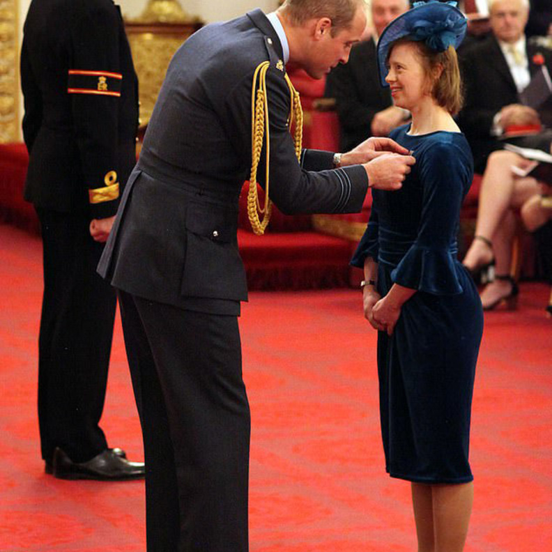 الأمير وليام يمنح سارة غوردي وسام الإمبراطورية.