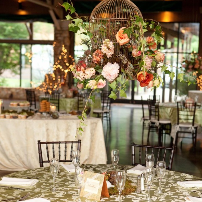 من الأفكار الجميلة الثريات المتدلية من السقف المضاءة بالشموع