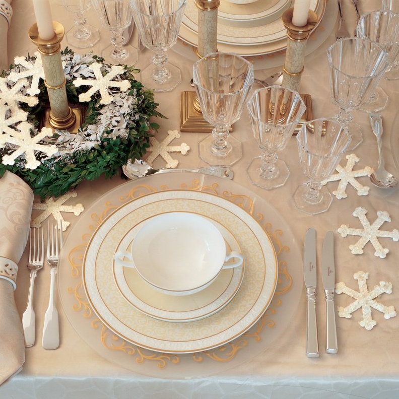  قطع ورقية من الثلج تنثر على مائدة الطعام أيام الشتاء