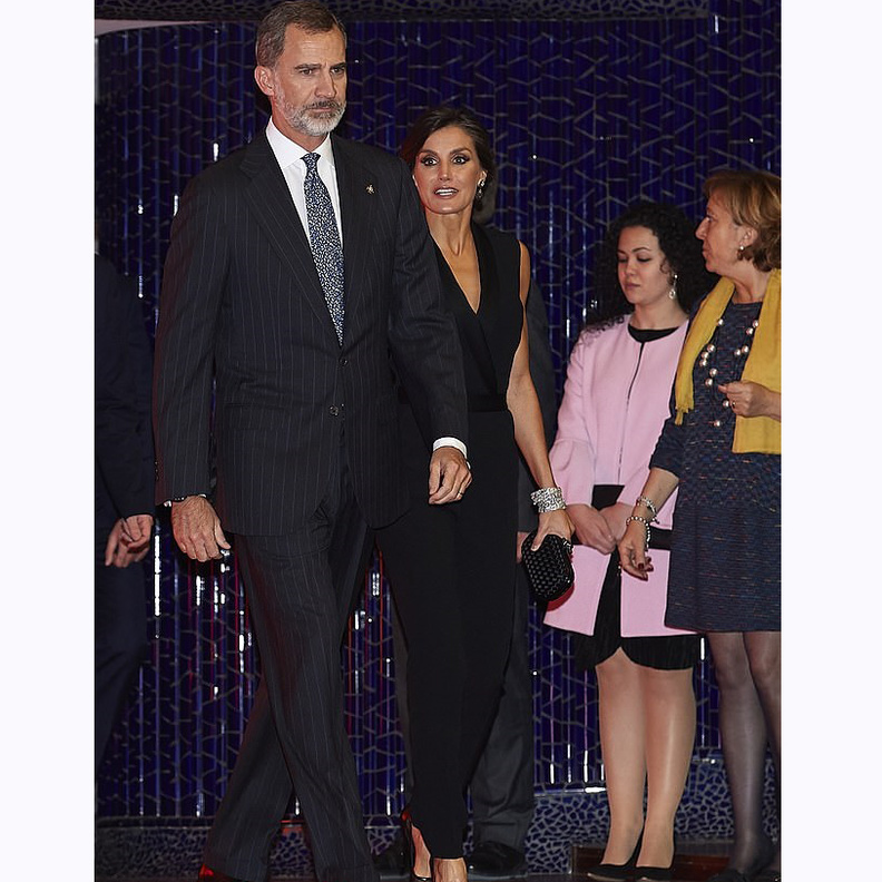  بلمسات كاجوال وشبابية ارتدت ليتيزيا ملكة إسبانيا تنورة واسعة تصل الى حدود الكاحل