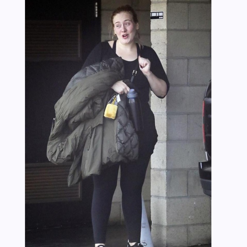 أديل تظهر باطلالة طبيعية خالية من المكياج أثناء توجهها للنادي الرياضي