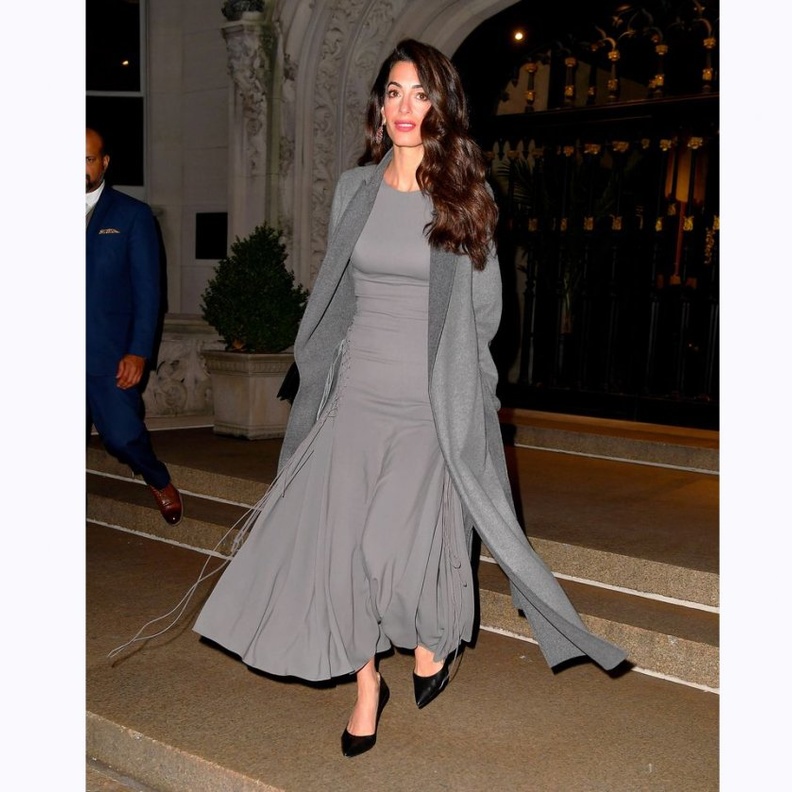 أطلّت أمل بفستان ميدي ونسّقت معه معطفاً طويلاً بلون مماثل