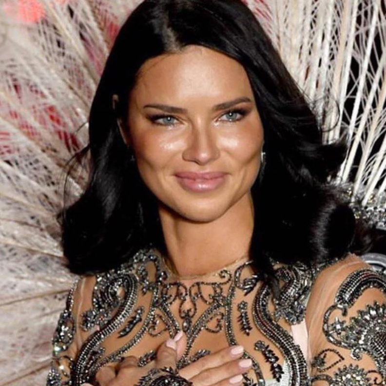  حافظت بيلا حديد على المكياج الناعم والطبيعي مع تسريحات الشعر المنسدلة