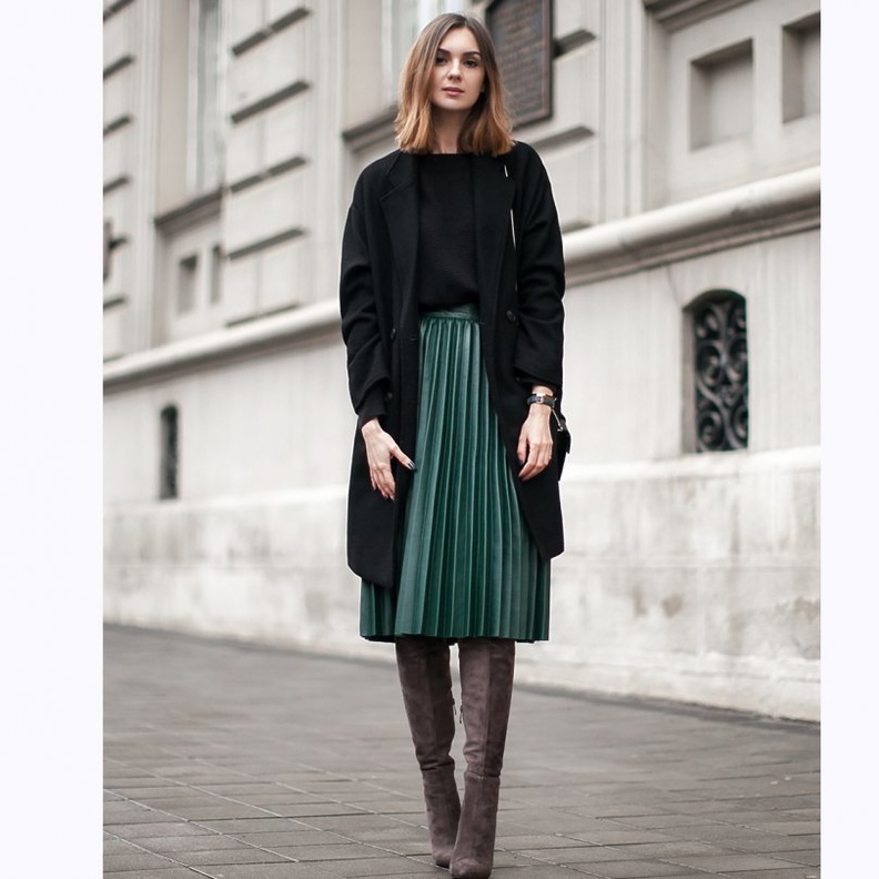 اعتمدي تنسيقات شبابية مع التنانير الميدي وأحذية الكاحل