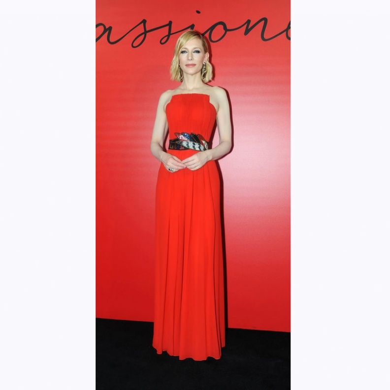  إطلالة Sarah Jessica Parker بفستان أبيض ومزخرف مع الجاكيت الرمادية