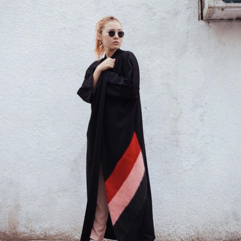 تصاميم عبايات موسمية بروح الأزياء الشتوية