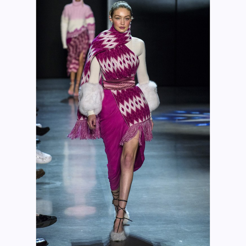 موديل الأكمام الجامدة مع الأقمشة النافرة الى الأعلى حسب شكل الجسم