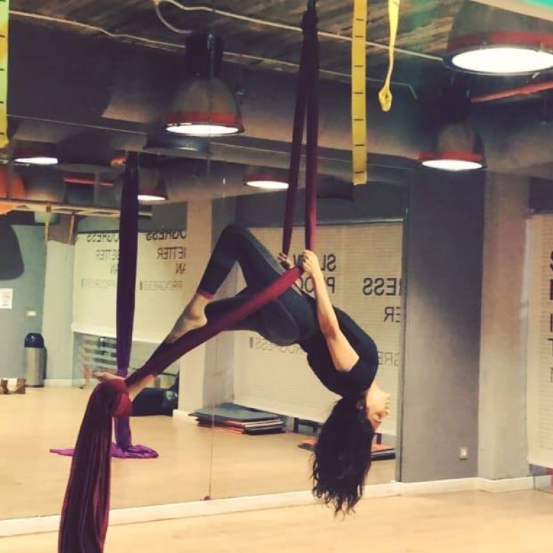 مي عمر تبهر المتابعين بلياقتها خلال ممارستها لرياضة اليوغا