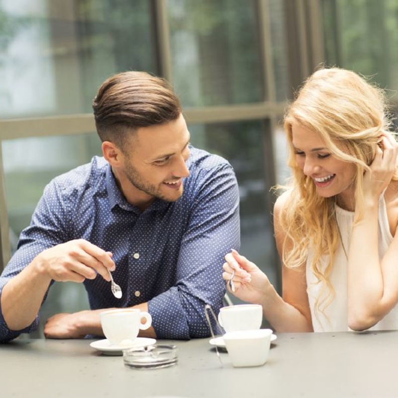 ارتشاف القهوة الصباحية سويا احدى الروتين اليومي الصباحي