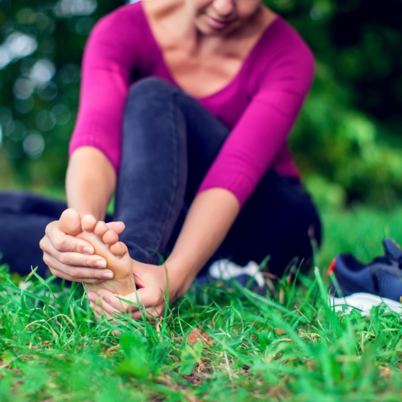 اسباب تورم القدمين لمريض القلب وطرق علاجه