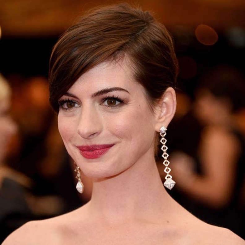  آن هاثاواي متألقة بمجوهرات كارتييهCartier