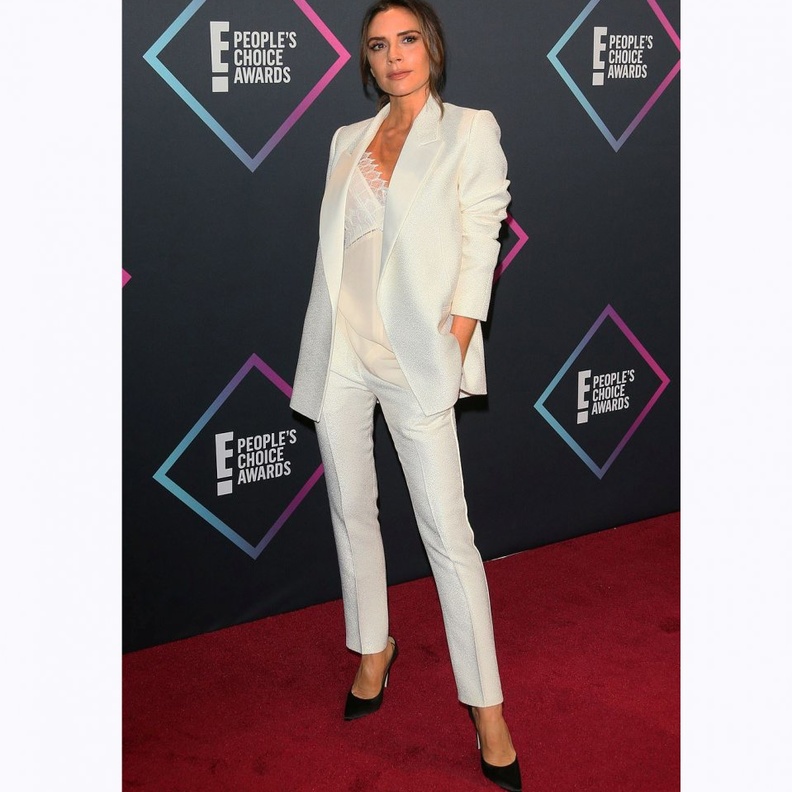 Amber Valletta بفستان ميدي أحمر