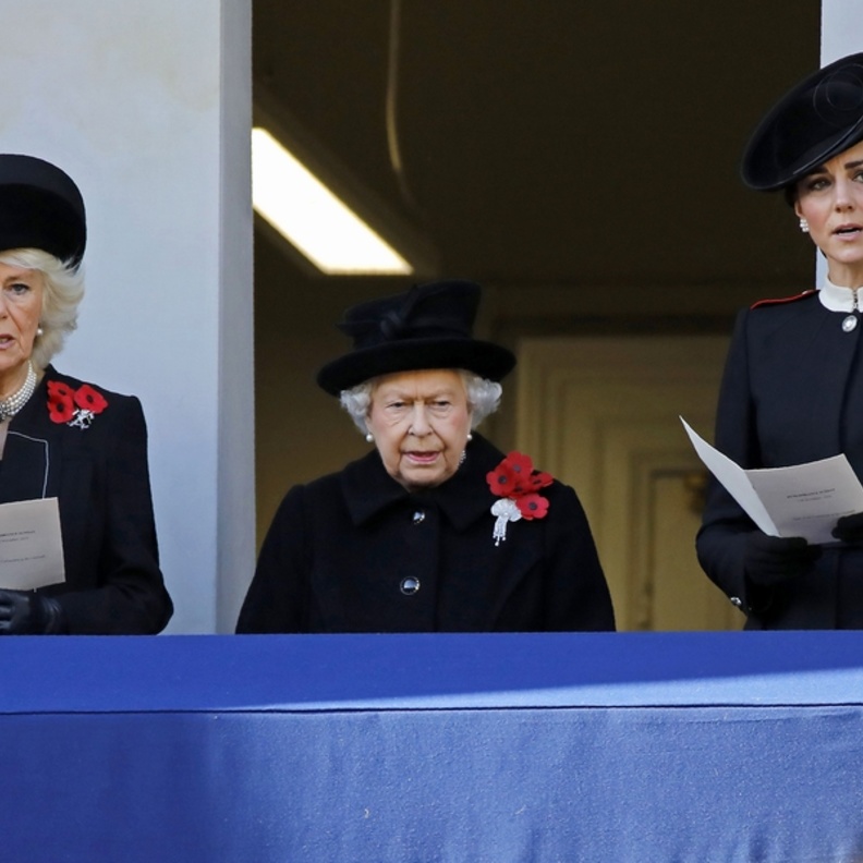 الأزياء الرسمية في يوم الذكرى