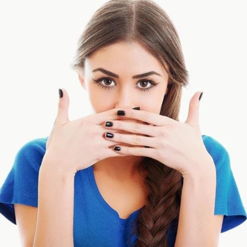 بقايا جذور الأسنان تساعد على تكون البكتيريا المسببة لرائحة الفم