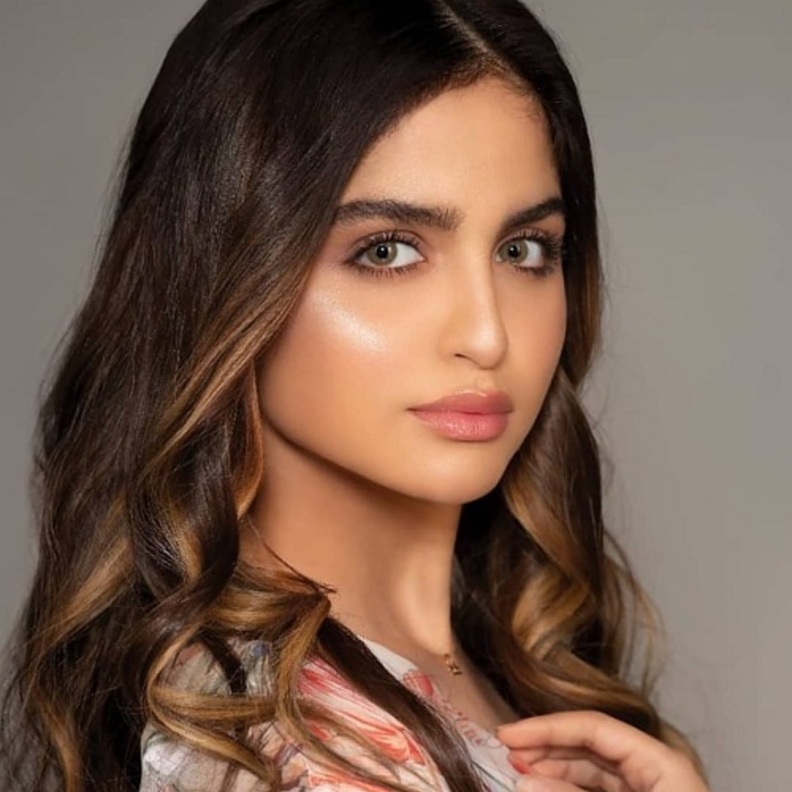 حلا الترك تعتمد لأول مرة العدسات اللاصقة