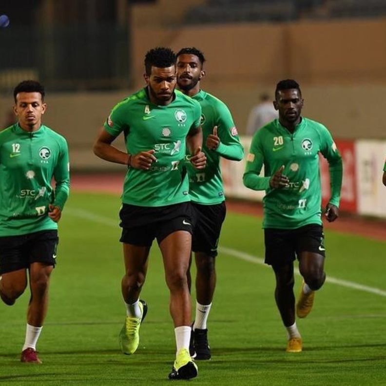 الأخضر يسافر من الدمام إلى عمان