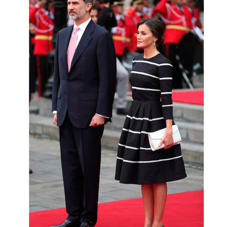 إقتصرت الأكسسوارات في هذه الاطلالة على أقراط متدلية من الالماس واللؤلؤ