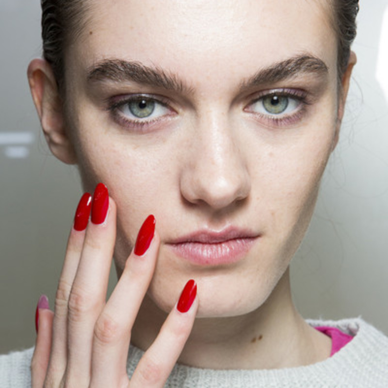 تدرجات الأظافر الحمراء الداكنة من Peter Pilotto
