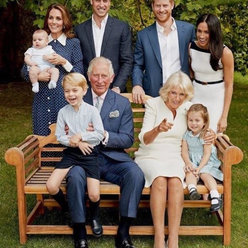 صورة رائعة تجمع الأمير تشارلز بأفراد عائلته وأحفاده تم الكشف عنها بمناسبة عيد ميلاده السبعين