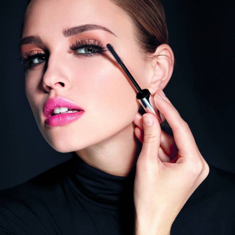 هناك عدد من الحيل التي يمكن أن تتبعيها لتحصلي على رموش كثيفة